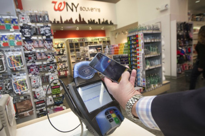 Сервис Apple Pay запустили в России