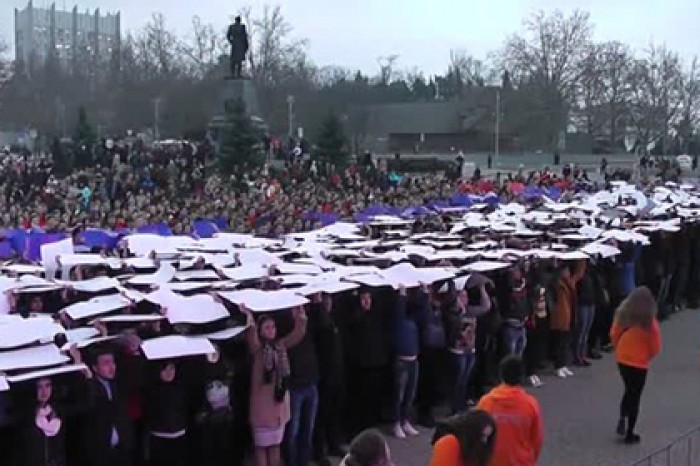Севастопольские школьники и студенты выстроились в российский флаг