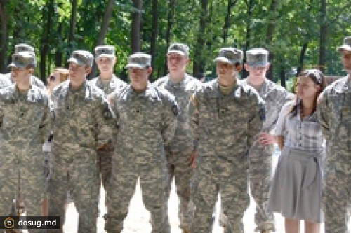 ВОЕННЫЕ КАДЕТЫ США ПОМОГАЮТ И ОБМЕНИВАЮТСЯ ОПЫТОМ С МОЛДАВСКИМИ ВОЕННЫМИ