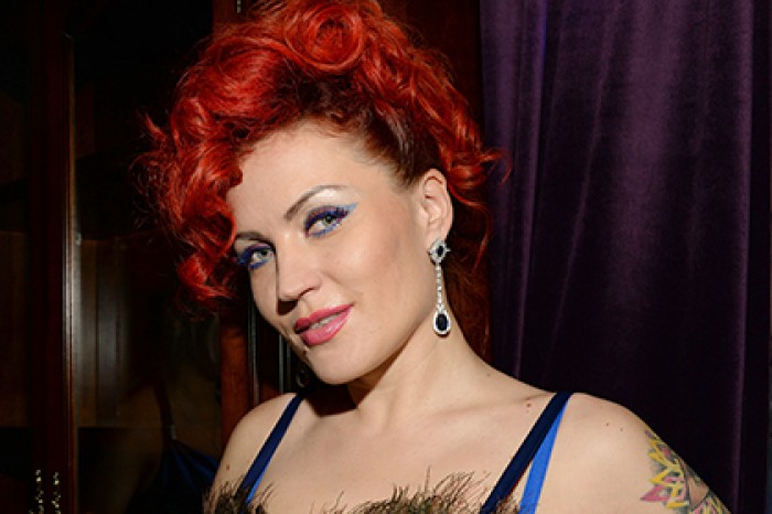 Шансонье Дейнега подала в суд на возомнившего себя богом Джигурду