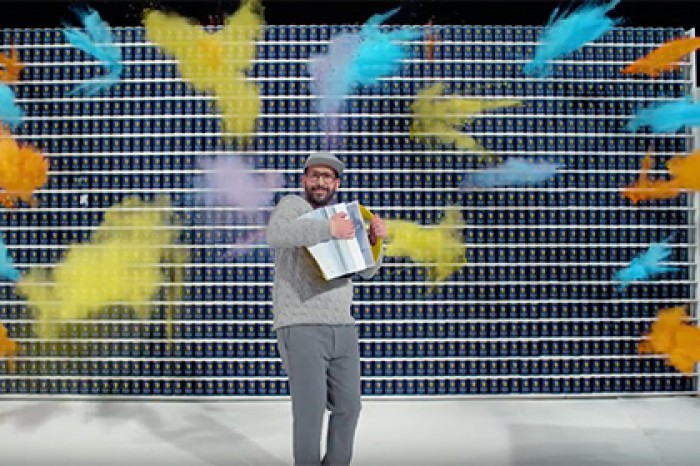 Солиста группы OK Go забрызгали краской в замедленной съемке