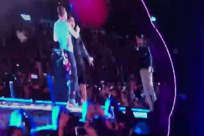 Солист Coldplay остановил концерт и позволил фанату сделать предложение девушке