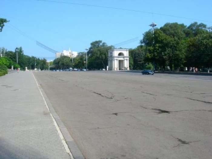 Сотни тонн отходов остались после празднования Дня вина в центре столицы