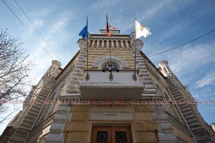 Сотрудники управления столичной мэрии два месяца не получают зарплату