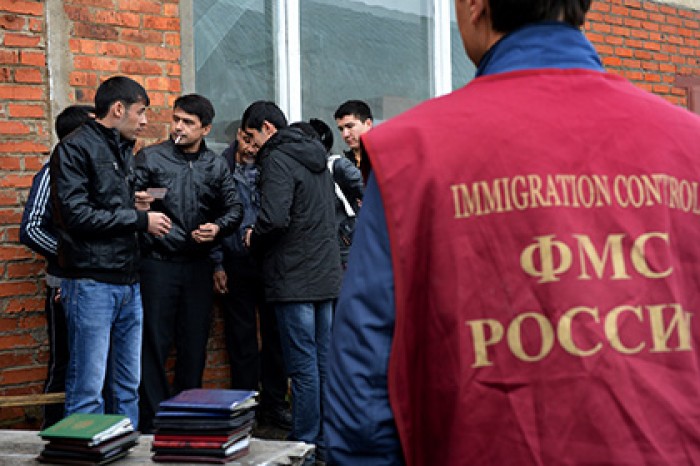 Сотрудницу миграционной службы столичной полиции обвинили во взяточничестве