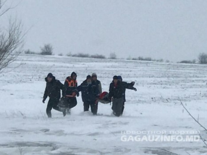 Спасатели из Комрата доставили на носилках в больницу беременную женщину