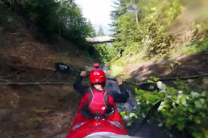 Спуск двух мужчин на каяке по водосточной канаве сняли на видео