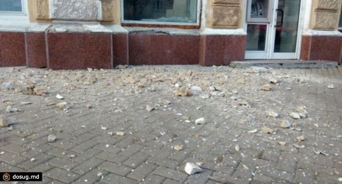 Столичные чиновники знали, что декор фасада мэрии может обвалиться