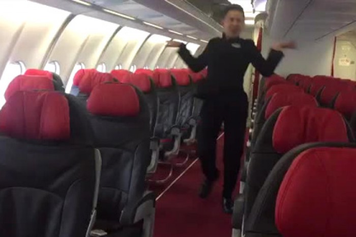 Стюард азиатских авиалиний спародировал клип Бритни Спирс в салоне самолета