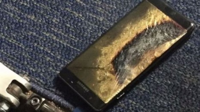 Телефон Galaxy Note 7 новой "безопасной" модели задымился в самолете