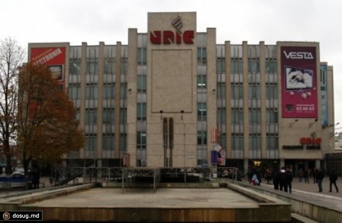Тимофти наградил трех сотрудниц магазина "UNIC"