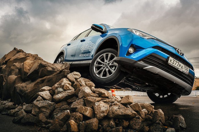 Toyota протестировала кроссовер на искусственной скале в Москве