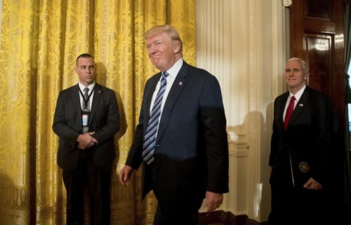 Трамп прочитал послание, оставленное ему в рабочем столе Обамой