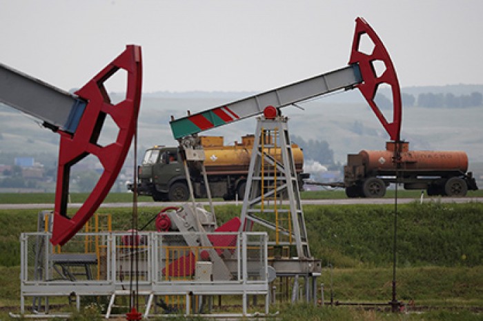 Цена российской нефти Urals упала в полтора раза за семь месяцев