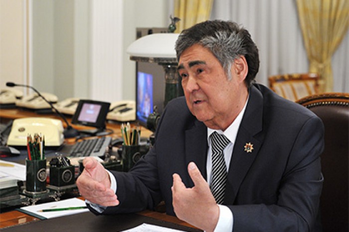 Тулеев пожаловался Медведеву на беспредел с подорожанием бензина