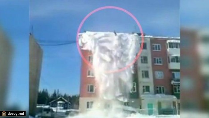 Уборка снега по-якутски: трех человек снесло с крыши лавиной