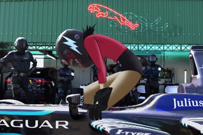 Участница Gorillaz прокатилась на электрическом болиде Jaguar