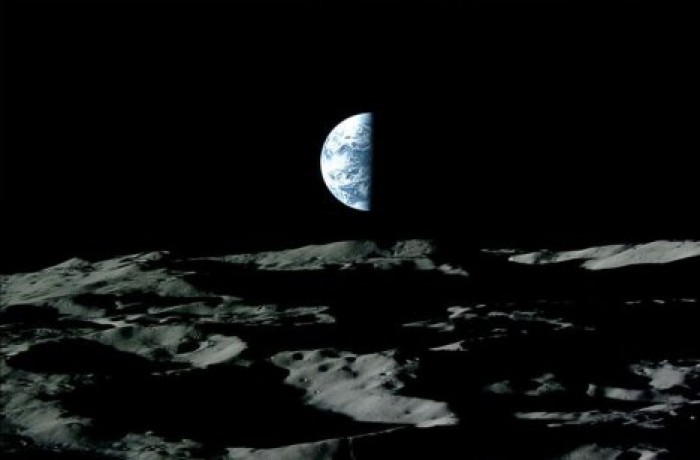 Ученые: Земля невольно "делится" с Луной кислородом