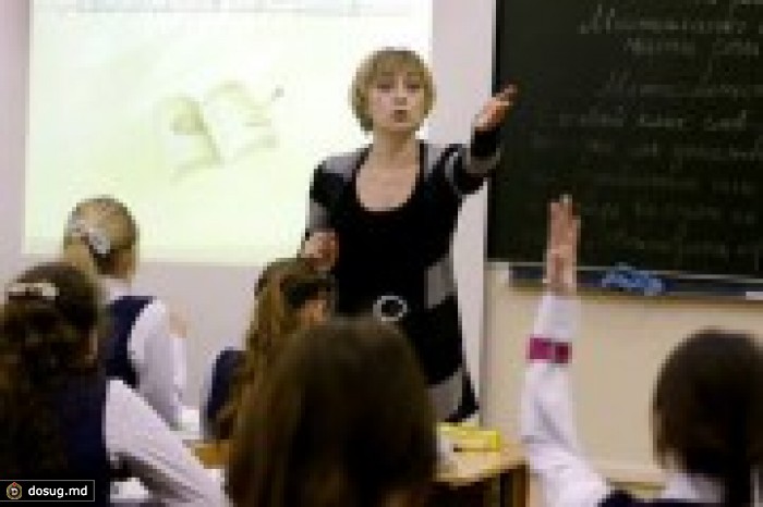 Учителя требуют повышения зарплаты на 70%