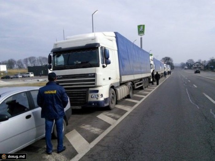 Украинские активисты третьи сутки блокируют фуры из РФ
