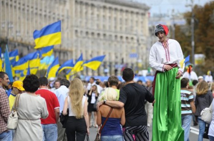 Украинцев просят прийти на парад с паспортами