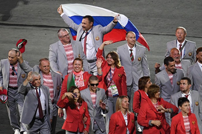 У пронесшего флаг России в Рио белоруса отозвали аккредитацию на Паралимпиаду