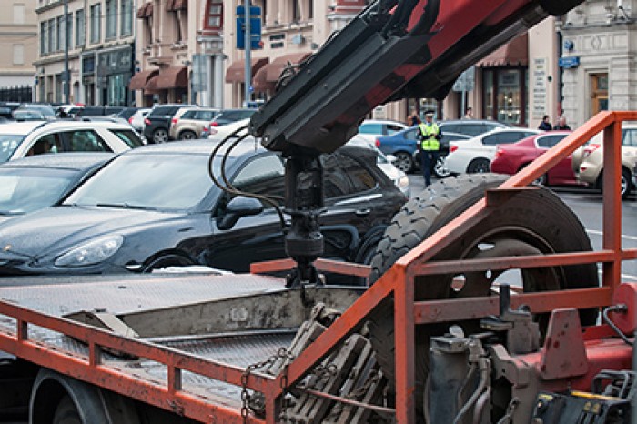 Уроженец Азербайджана попытался похитить в Москве Mercedes с помощью эвакуатора