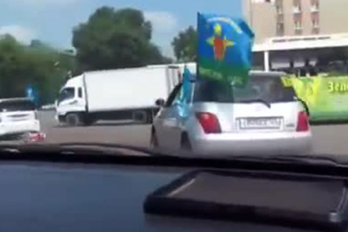 Уссурийские десантники подмели дорогу флагом США