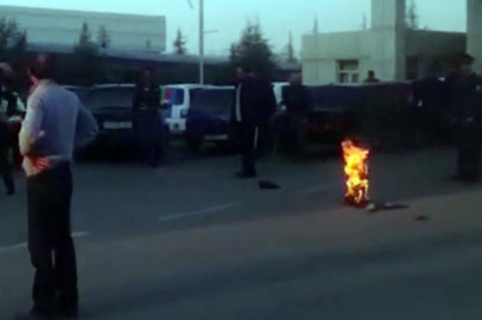 В Азербайджане инвалиды войны в Карабахе сожгли в знак протеста свои протезы