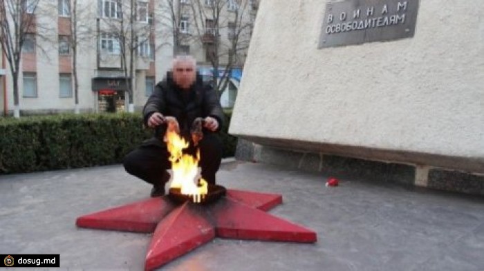 В Бельцах мужчина жарил куриный шашлык на Вечном огне