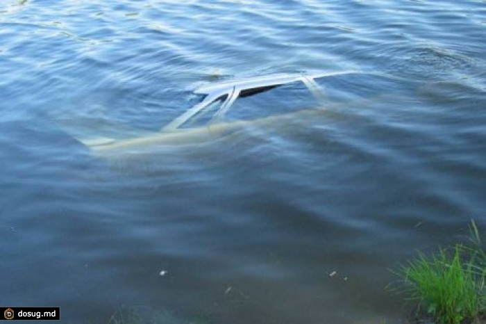 В Днестре утонул "Мерседес": один человек погиб