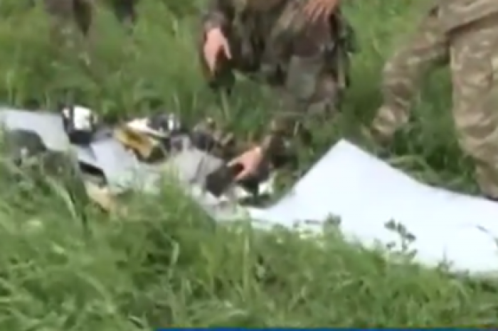 В эфире азербайджанского телеканала показали кадры со сбитым беспилотником