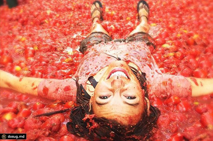 В Испании стартовал 70-й фестиваль помидорных боев La Tomatina