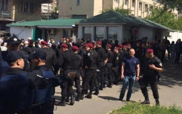 В Киеве на стоянке прогремел взрыв, есть пострадавшие