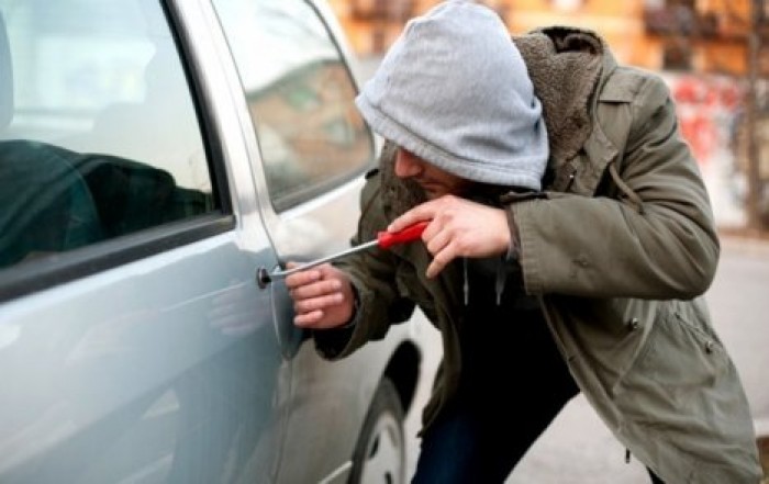 В Киеве с территории полицейского управления угнали два авто