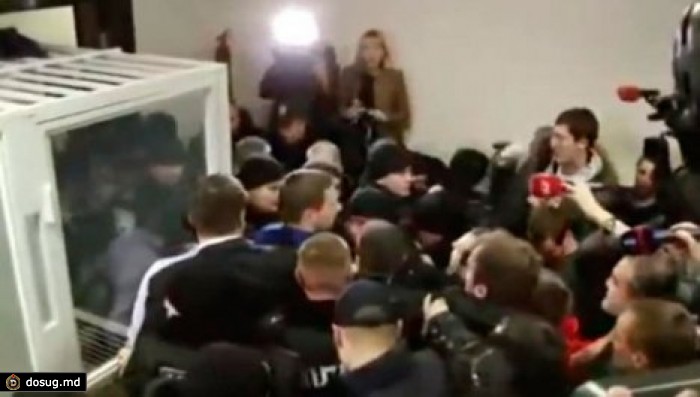 В киевском суде депутаты пытались задушить прокурора галстуком