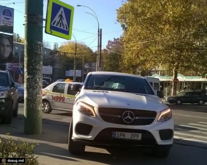 В Кишиневе Mercedes припарковали одновременно и на тротуаре, и на зебре