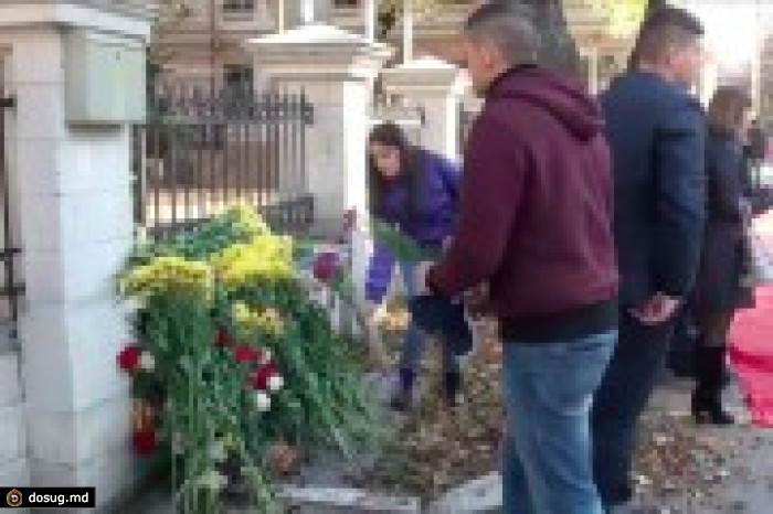 В Кишиневе возлагают цветы к посольствам России и Румынии
