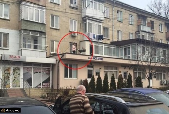 В Кишиневе женщина с детской коляской гуляла по крыше нотариальной конторы