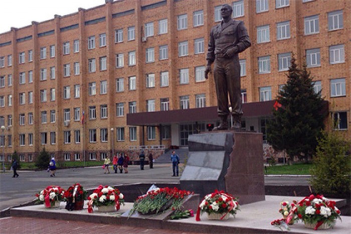 В Красноярске открыли первый в стране памятник генералу Лебедю