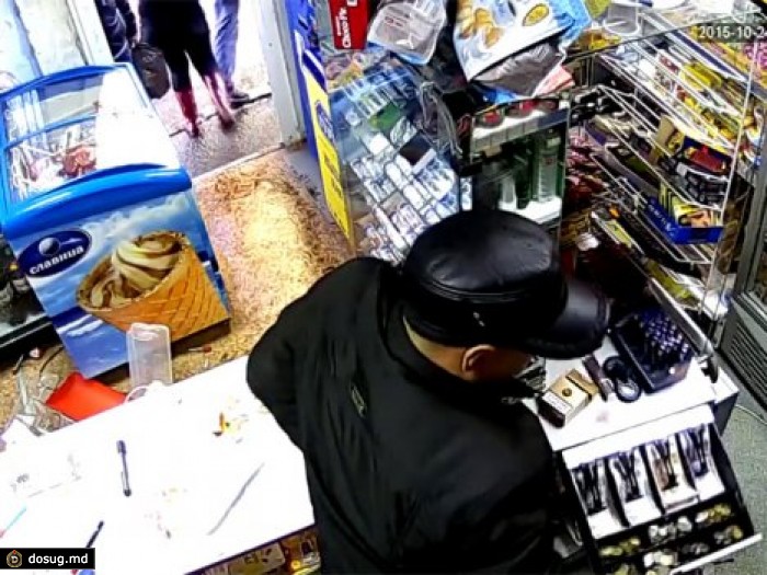 В Красноярске прохожие заперли грабителя в магазине