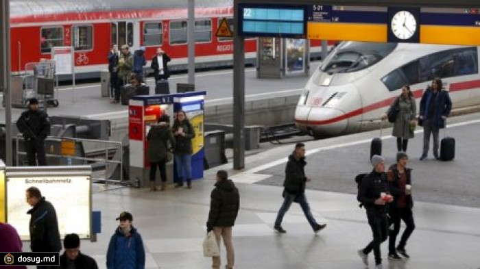 В метро Берлина мигрант толкнул молодую немку под колеса поезда