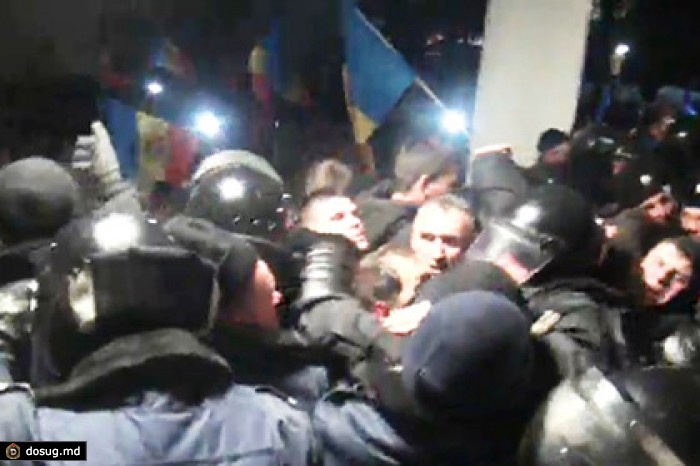 В Молдавии протестующие начали штурм парламента