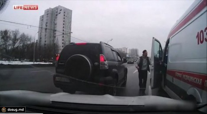 В Москве водители устроили самосуд на таксистом, подрезавшим скорую