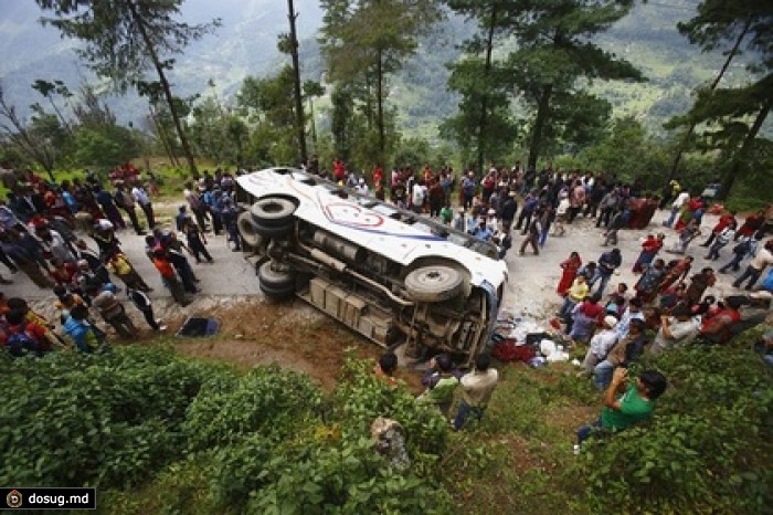 В Непале при падении автобуса с обрыва погибли восемь человек