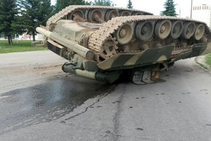 В Подмосковье перевернулся танк Т-80