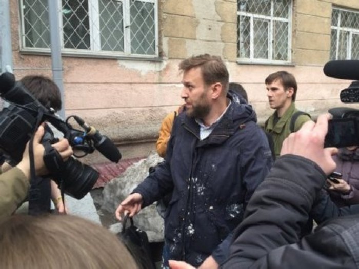 В российского оппозиционера бросили пирожные и презервативы