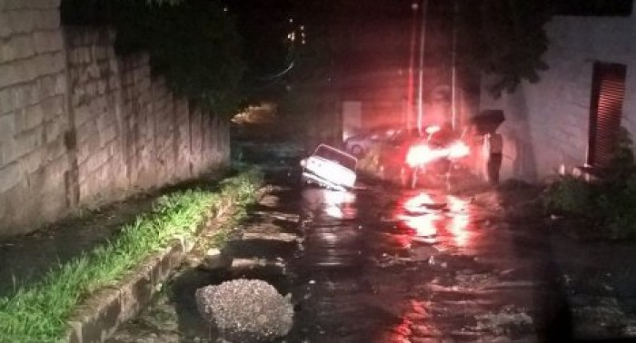В соцсетях ищут владельцев найденных после дождя в Кишиневе номеров автомобилей