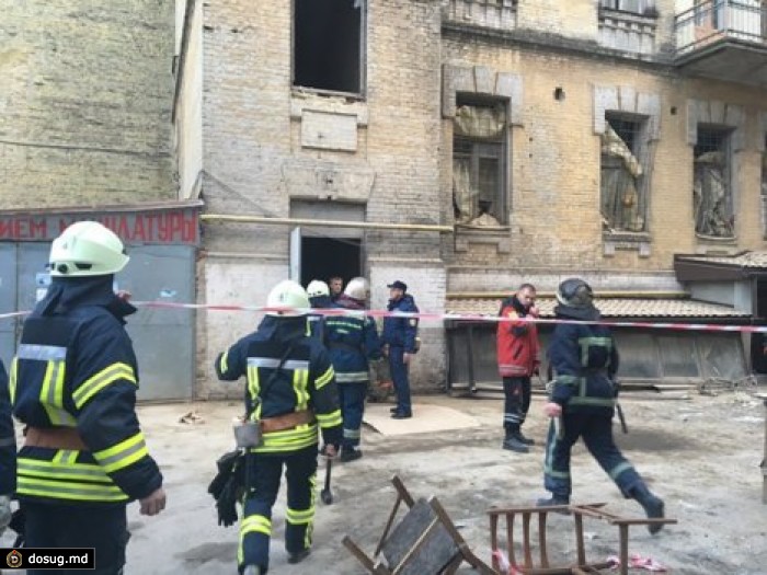 В центре Киеве рухнули этажи, под завалами люди