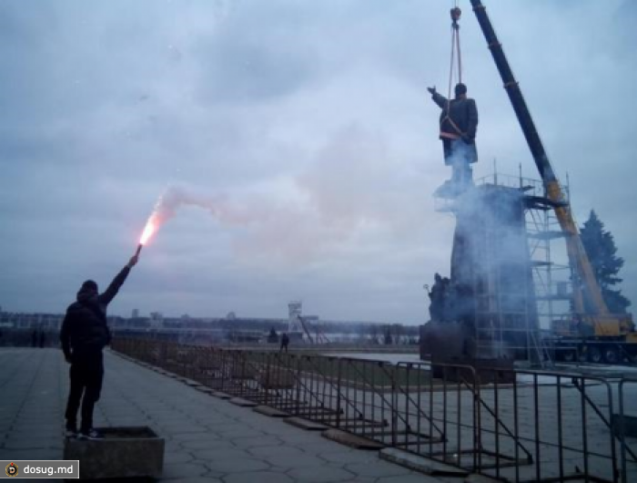В Запорожье пал самый большой в Украине Ленин